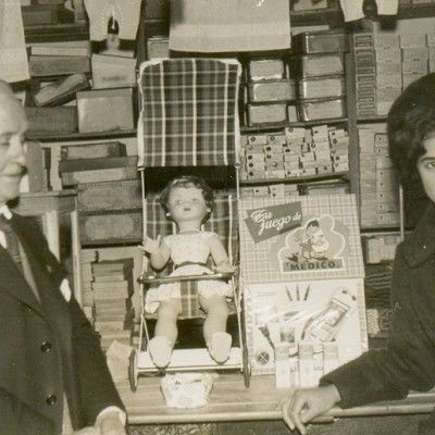 A los 14 años, su primer premio literario: un guión radiofónico